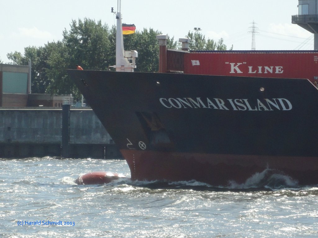 CONMAR ISLAND (IMO 9360996) - Bugpartie - am 5.8.2013, Hamburg einlaufend, Hhe Athabaskakai /
ex EURO DISCOVERY (10/2009-12/2012), WEC DALI (10/2008-10/2009), EURO DISCOVERY (04/2008-10/2008) /
Feederschiff /  BRZ 8.032 / La 138,15 m, B 21,7 m, Tg 7,75 m / 1 MaK, 9M43, 8.400 kW (11.425 PS), 17 kn / 907 TEU, davon Reefer 200 / 04/2008 bei Peters Schiffswerft, Wewelsfleth, D / Eigner: MS „EURO DISCOVERY“, Leer, Management: Conmar Shipping, Jork, D / Flagge: Zypern, Heimathafen: Limassol /

