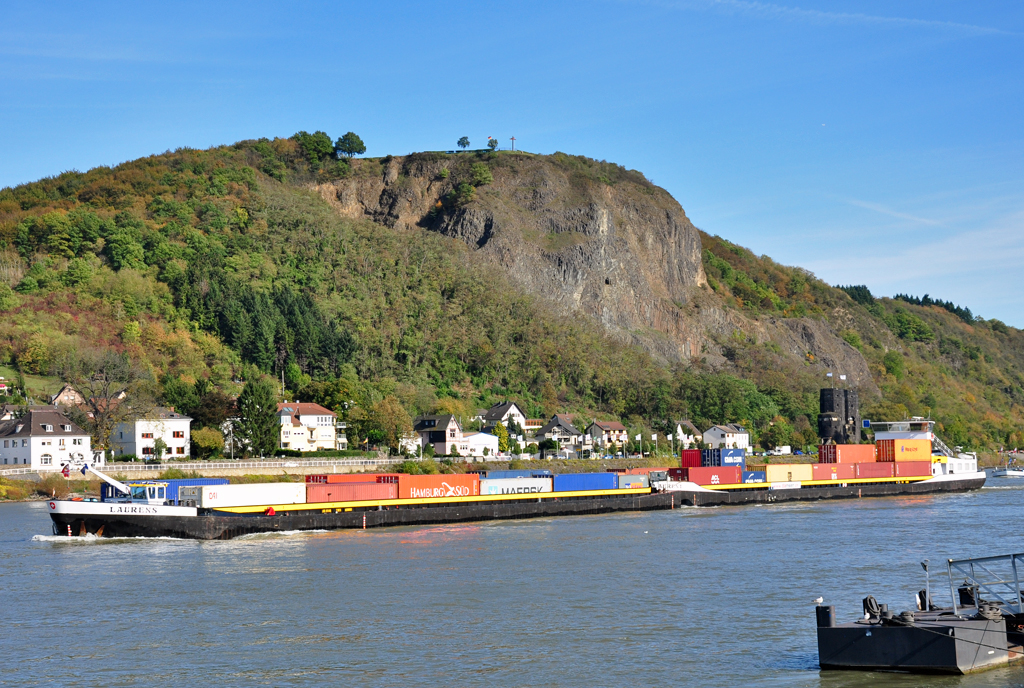 Container-Frachter  Laurens  bei Remagen. Im Hintergrund rechts  die Pfeiler der ehemaligen Eisenbahnbrcke von Remagen und das  Erpeler-Ley-Plateau  - 14.10.2011