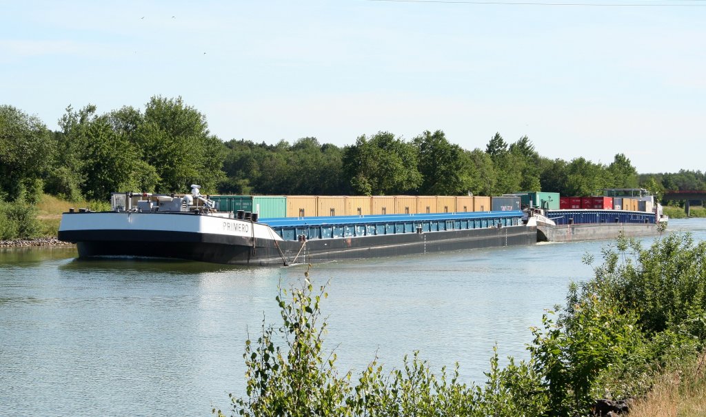 Container-Koppelverband mit SL Primero (2327462) u. MS BCF Glckauf (2325368) am 04.06.2011 a.d. ESK bei Wentorf mit Fahrtrichtung Schleuse Uelzen.