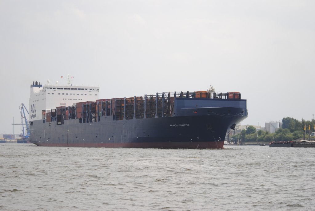 Container Schifft die  Atlantic Conveyor   im  Haburger Hafen (Landungsbrücken), am 01.08.2010