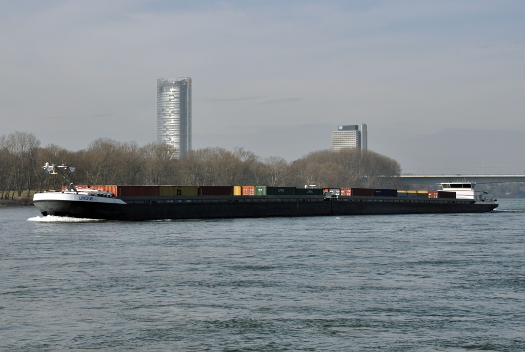 Containerfrachter  Lindos  auf dem Rhein bei Bonn-Oberwinter - 06.03.2013