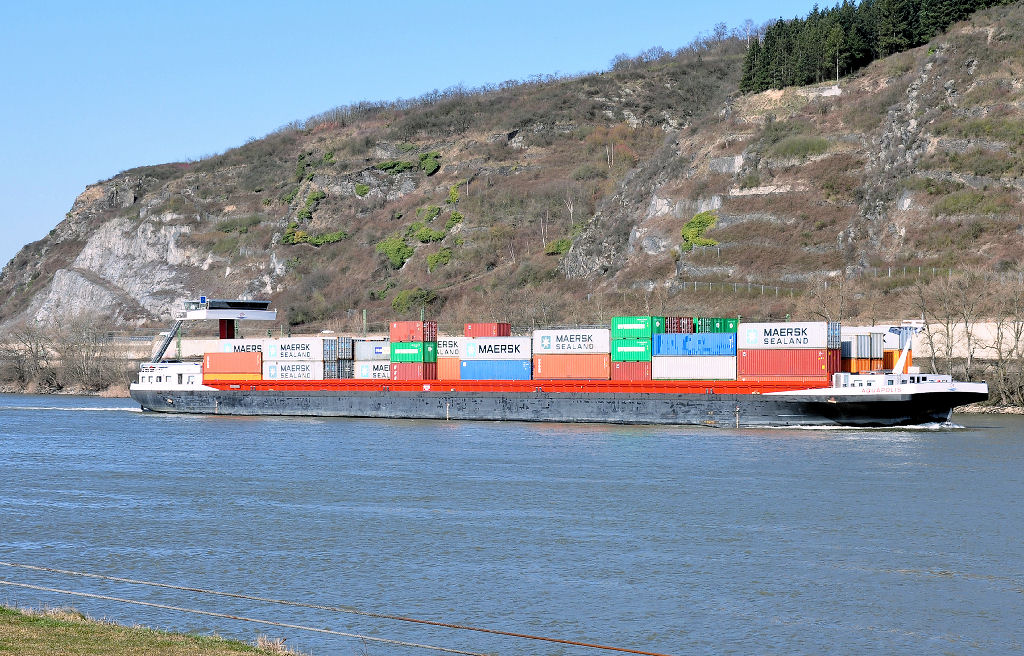 Containerschiff  Aquapolis  auf dem Rhein querab Andernach - 10.03.2010