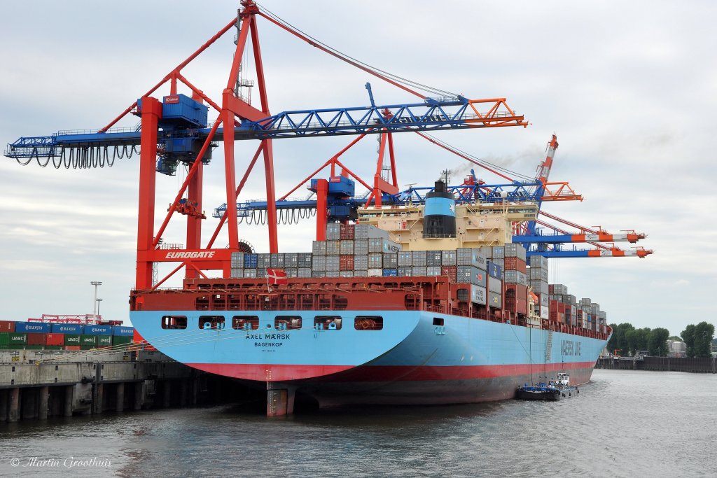 Containerschiff Axel Maersk am 31.07.2010 am Eurogate Container Terminal in Hamburg. L:352m/B.42m/Baujahr 2002/03 / 93.496 BRZ / 76.200 PS / max. 25,4 kn / TEU 9350 / IMO 9260419 / Rufzeichen OUUY2