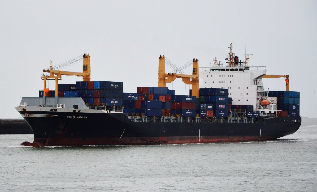 Containerschiff Commander auslaufend aus Le Havre am 29.05.2013. Tech.-Daten: IMO: 9241918, Baujahr: 2004, Lnge: 207,87m, Breite: 32,24m, Tiefg.: 11,50m, 2764 TEU, Heimathafen St. Johns.