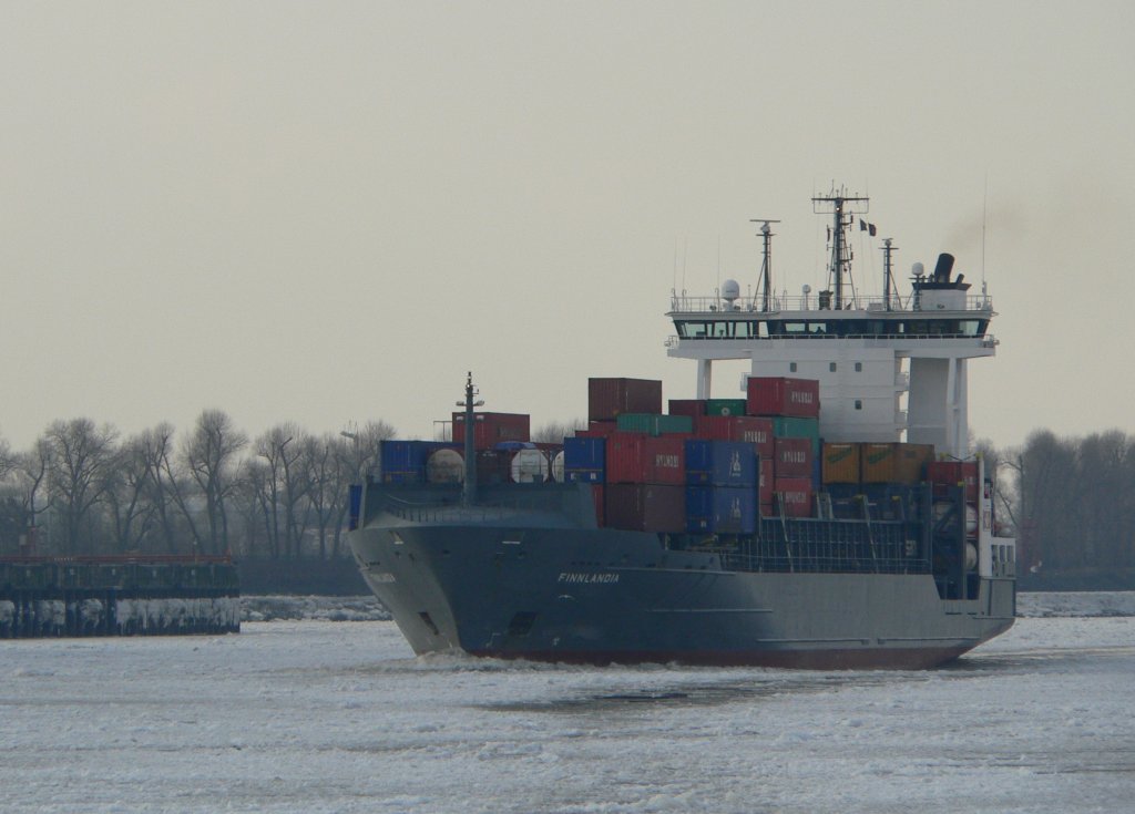 Containerschiff  Finnlandia  der Hammonia Reederei am 10.2.2012 auf der Elbe in Hamburg.