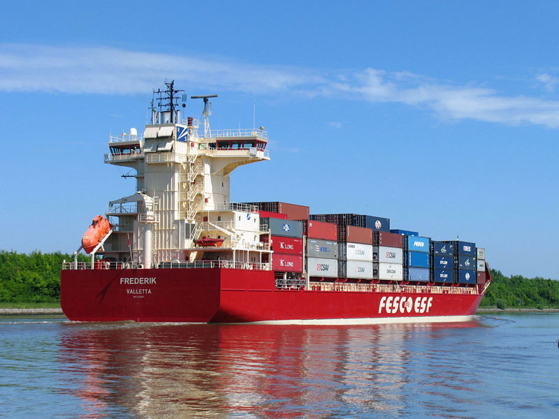 Containerschiff FREDERIK, Flagge: Malta, Valletta, (IMO 9328637), L 155m, B  24m, gebaut 2005 bei DETLEF HEGEMANN ROLANDWERFT, BERNE, hat auf dem NOK in Richtung Kiel Fischerhtte passiert; 06.06.2010
