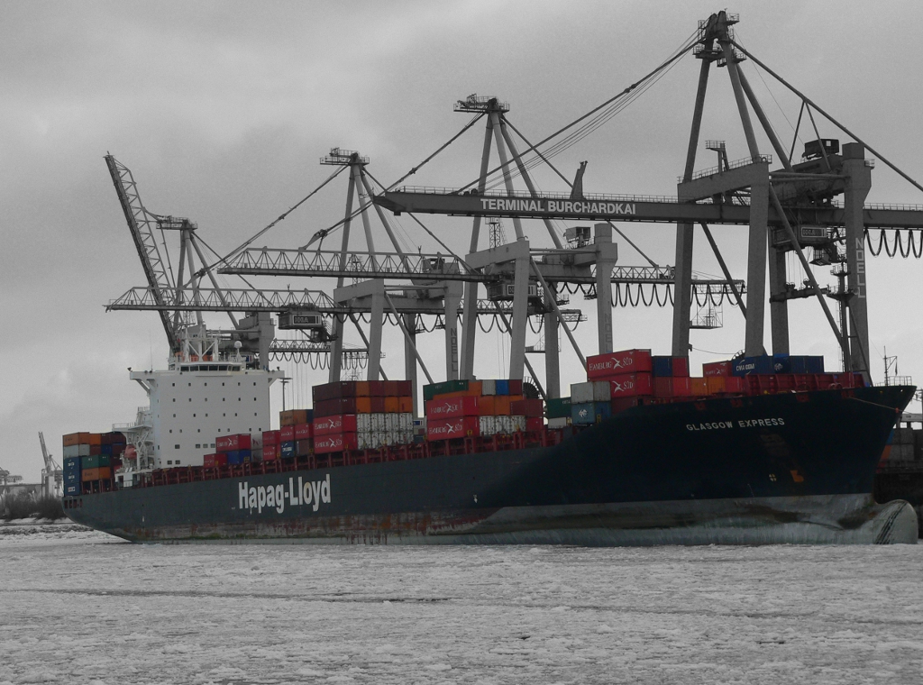 Containerschiff  Glasgow Express  von Hapag Lloyd in der vereisten Elbe in Hamburg, 10.2.2012