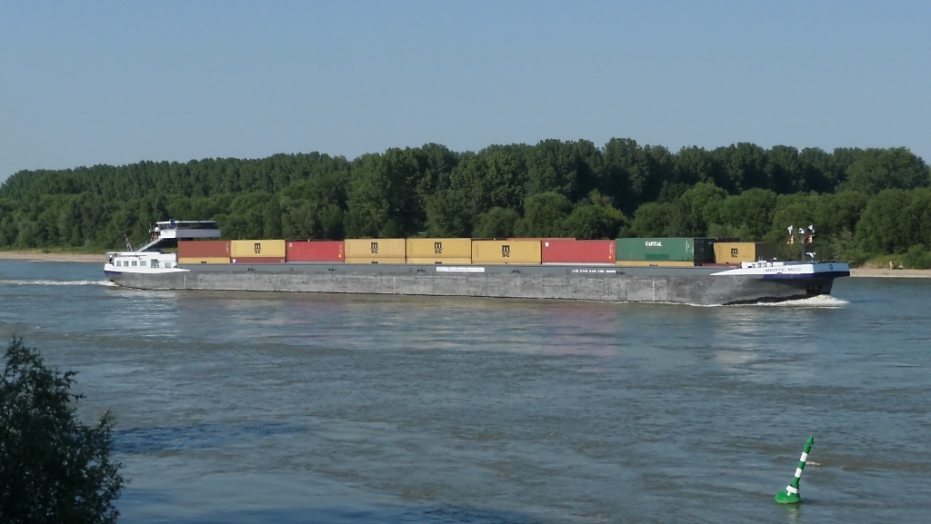 Containerschiff  Marte-Meo  Rhein-aufwärts unterwegs am Himmelgeister Rheinbogen, 26.6.2010