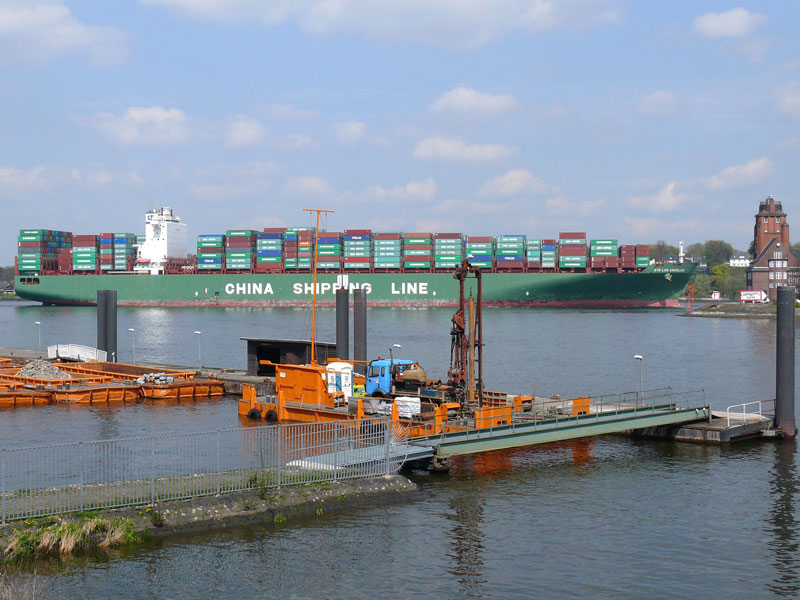 Containerschiff XIN LOS ANGELES (IMO 9307217), L: 337 m, B: 46 m, der CHINA SHIPPING Container LINE (CSCL), Hong Kong, die Elbe aufwrts vor dem Seemannshft Hamburg, aufgenommen von Finkenwerder, 24.04.2010
