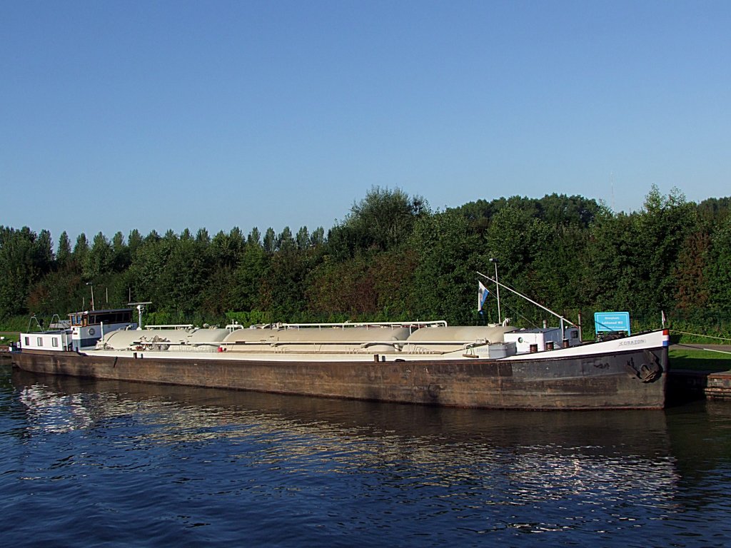 CORAZON(MMSI:205502990; L=63; B=7mtr) liegt vor den Toren der Prinses-Beatrixsluis vor Anker;100903