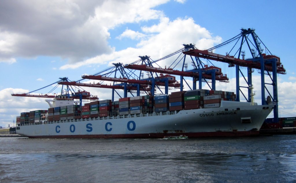 Cosco America, IMO 9345427 , 349,07 x 45,65 , Tiefg. 14,52 , 25,8 kn , Bj. 2008 , Postpanmax-Klasse , am 15.07.2012 am Container Terminal Tollerort im Hamburger Hafen.