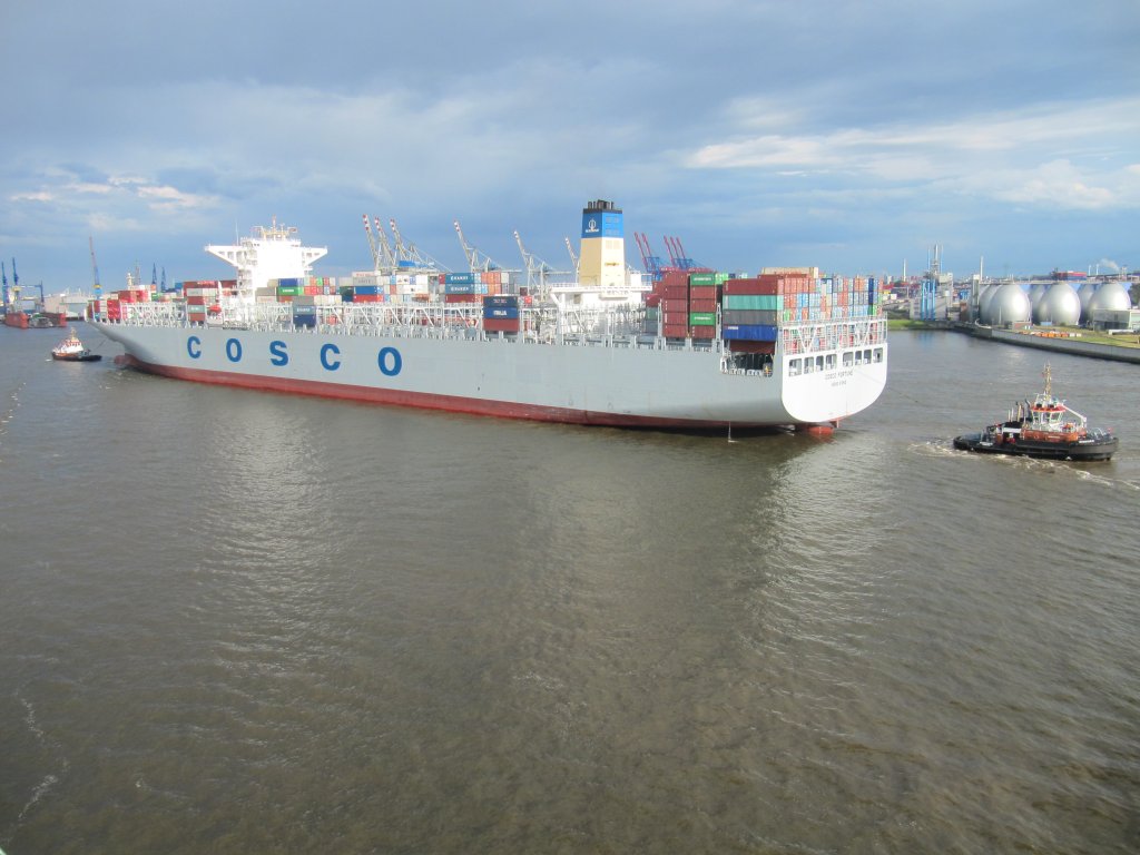 COSCO FORTUNE aus Hong Kong am 08.06.2012 bei der Einfahrt im Hafen Hamburg.