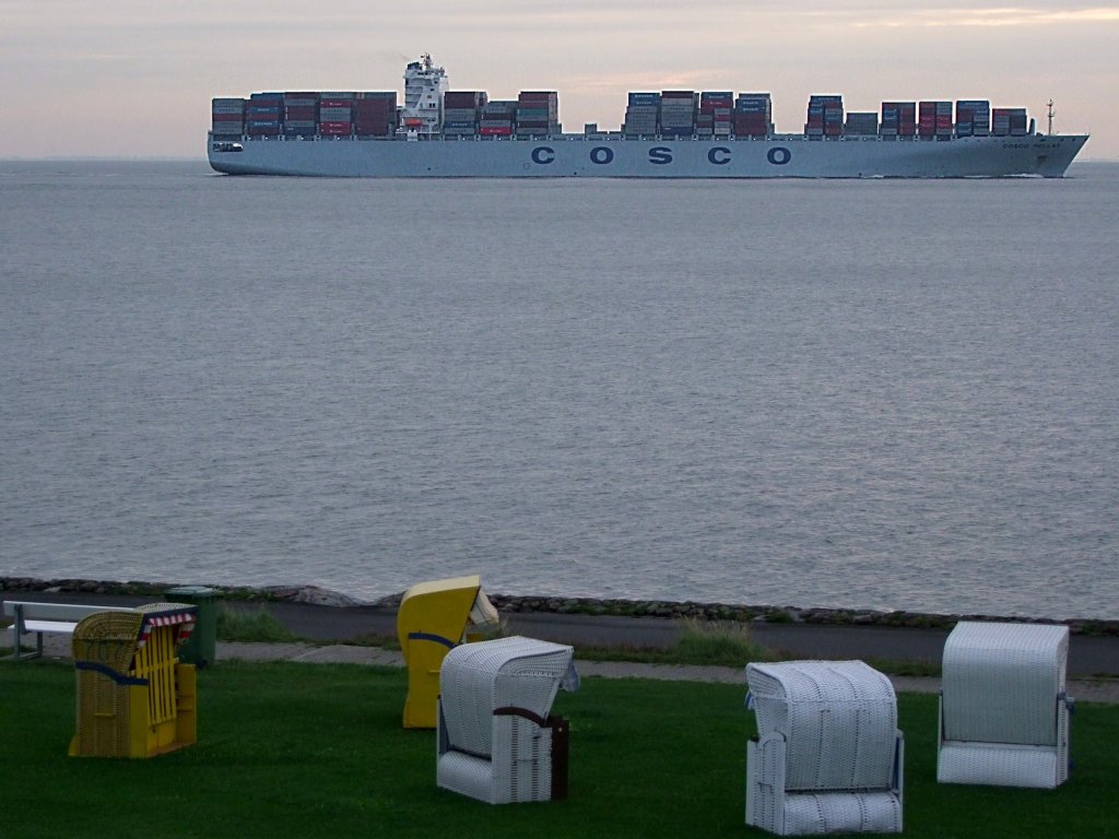 COSCO-Hellas(IMO-9308510;L=351;B=43mtr) fhrt Frhmorgens bei Cuxhaven Elbaufwrts;090831 