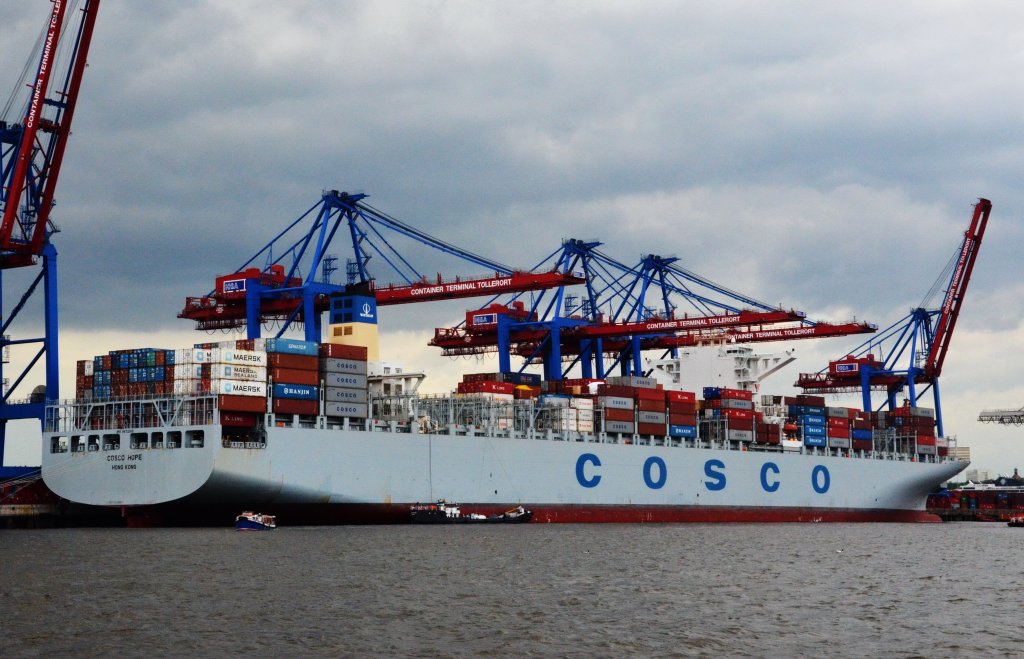 COSCO Hope, ein Containerschiff, Heimathafen Hong Kong. Die im April 2012 gebaute Cosco Hope wurde am 24.05.2012 auf ihrer Jungfernfahrt in Hamburg erwartet. Das 366 Meter lange Schiff ist fr 12 Jahre an Cosco Container Line von dem Operator Seaspan Coperation verchartert. Gesehen im Containerhafen Hamburg am 10.05.2013. Technische Daten: L. 366m, B. 48m, T. 15,50m, Kn. 24,6 Container: 13100 Teu, IMO: 9472165.