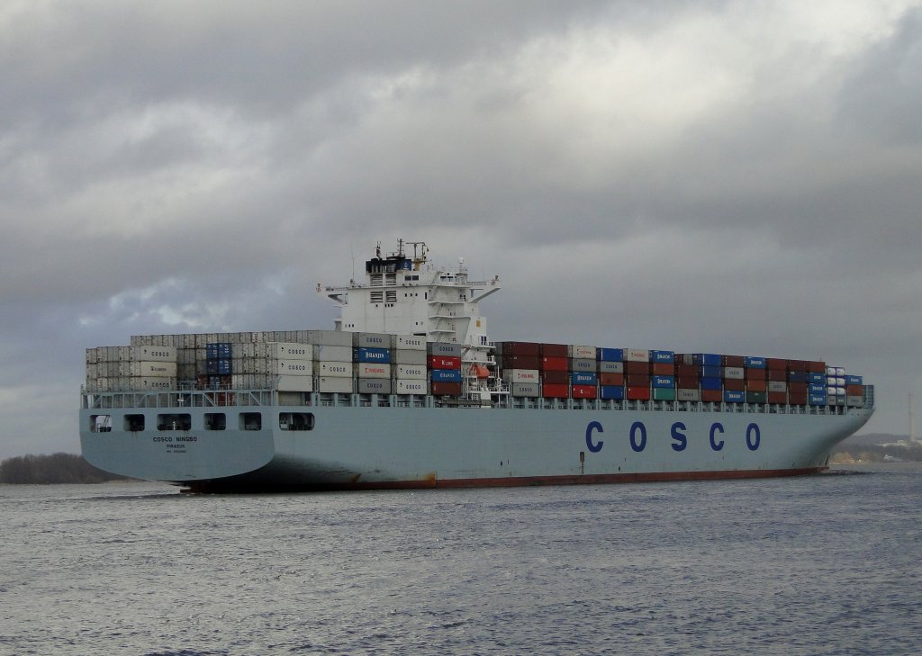  COSCO NINGBO  
Passiert Lühe, Kurs Hamburg 25.02.2012
overall length (m): 350 
overall beam (m): 42,8 
maximum draught (m): 14,5 
maximum TEU capacity: 9469 
container capacity at 14t (TEU): 6480 
reefer containers (TEU): 700 
deadweight (ton): 107.277 
