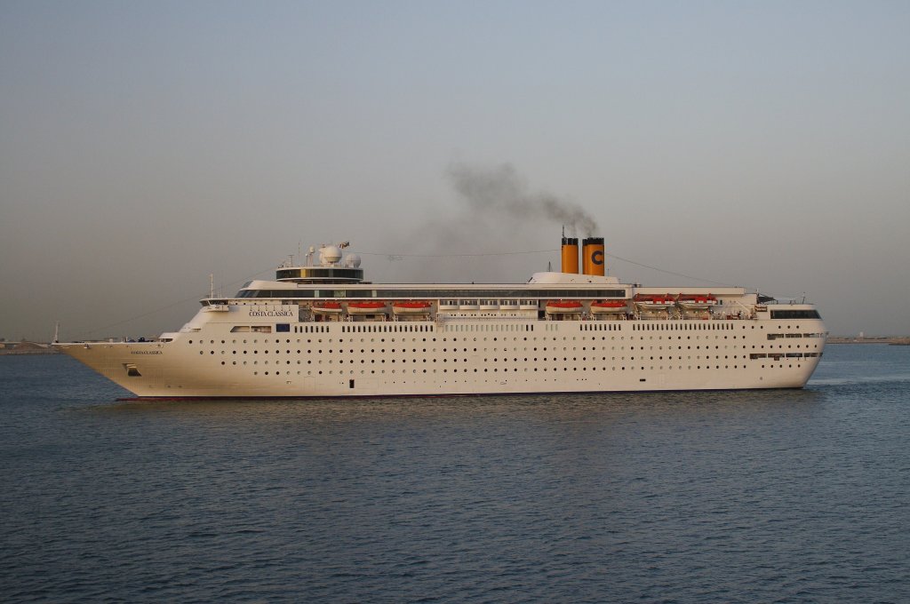 Costa Classica beim Anlegemanver in Dubai. (28.12.2012)