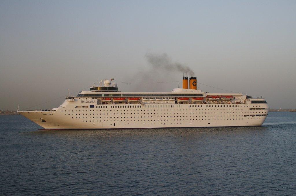 Costa Classica beim Anlegemanver in Dubai. (28.12.2012)