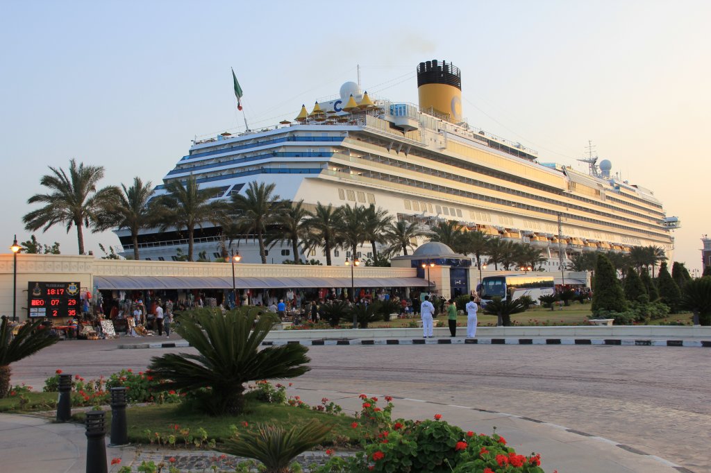 Costa Favolosa, im Hafen von Alexandria. IMO: 9479852. 25.4.2012.