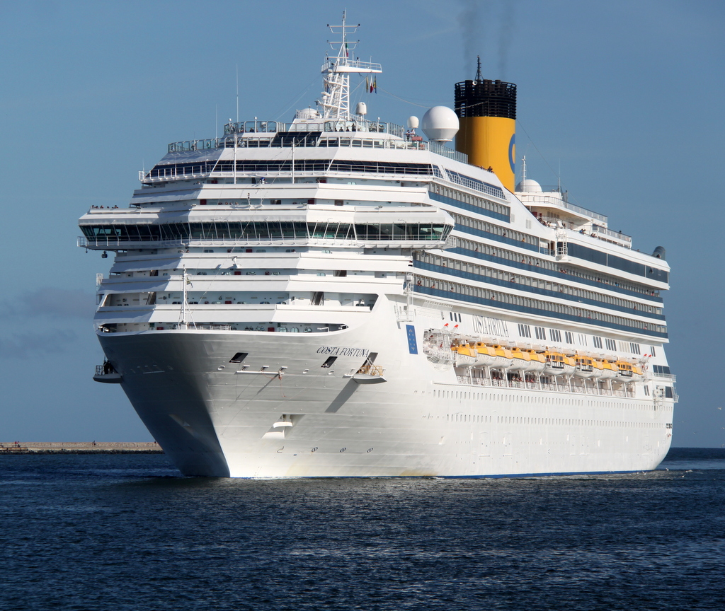 Costa Fortuna auf dem Weg von St. Petersburg nach Kopenhagen beim einlaufen in Warnemnde.06.07.2013