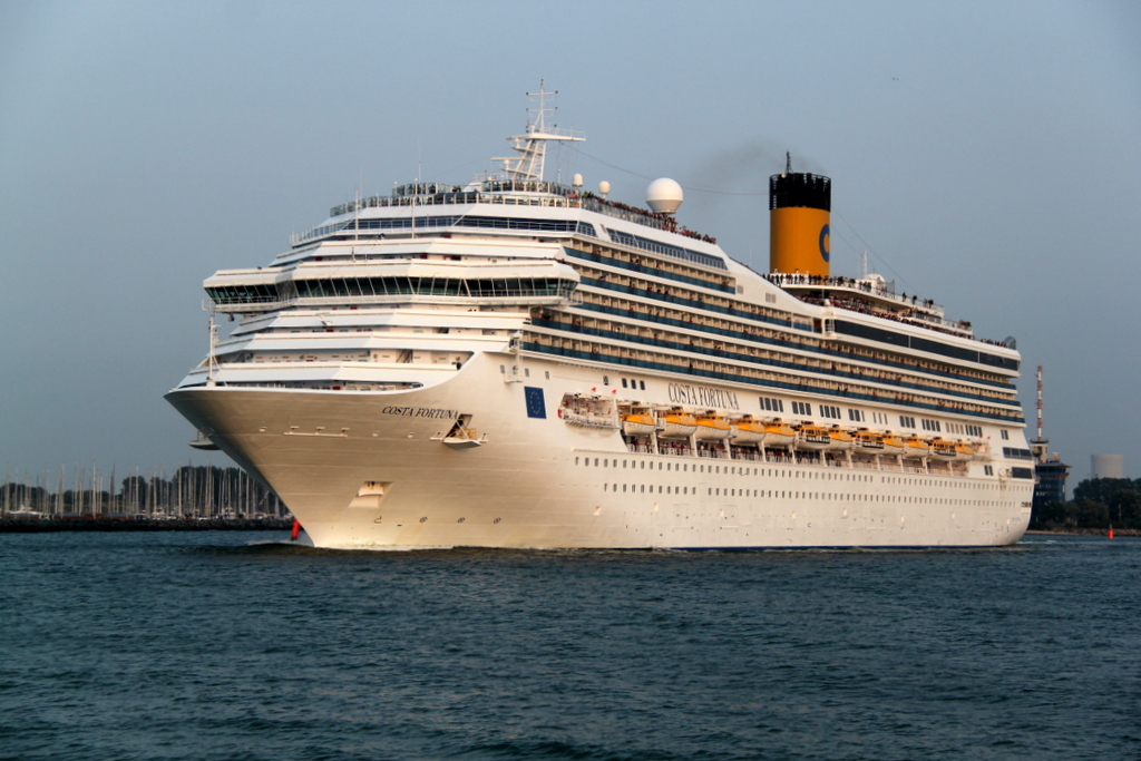 Costa Fortuna auf dem Weg von St. Petersburg nach Kopenhagen beim auslaufen Hafen von Warnemnde am 13.07.2013