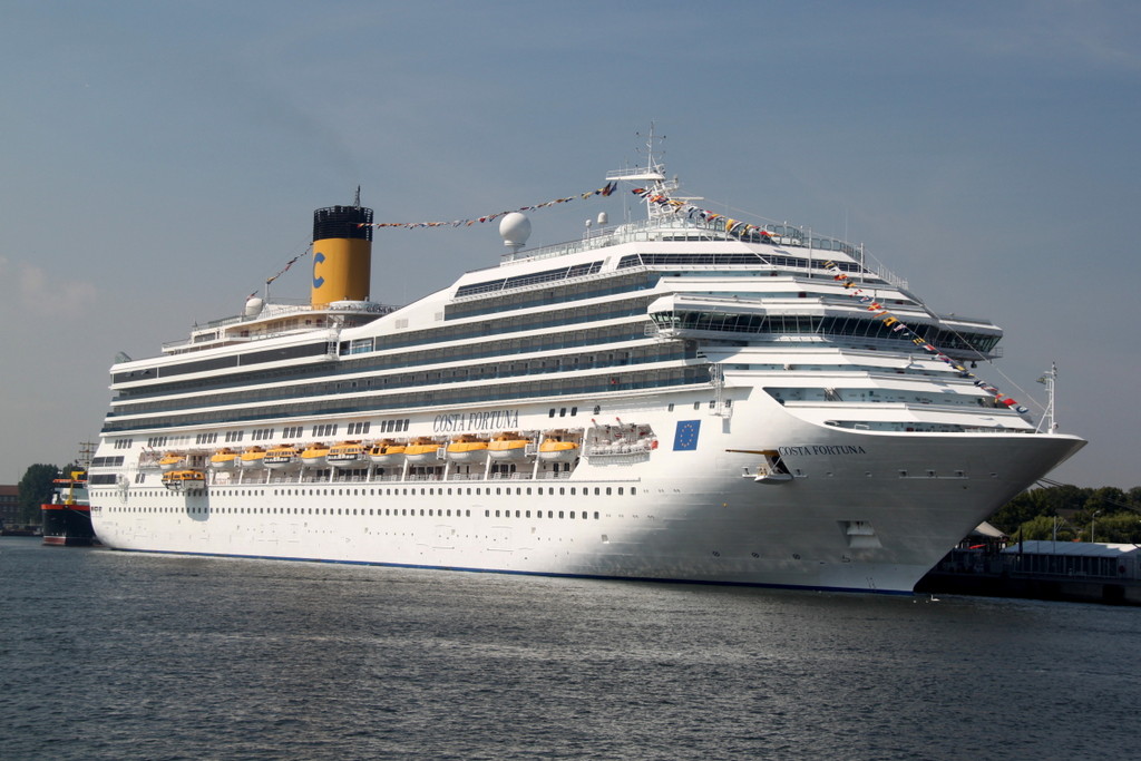 Costa Fortuna lag am 27.07.2013 friedlich im Hafen von Warnemnde bevor es am Abend nach Kopenhagen ging.