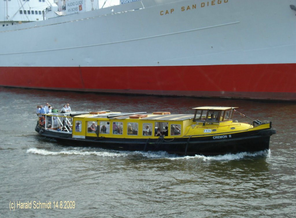 CREMON II am 14.8.2009 auf der Elbe vor dem Museumsschiff CAP SAN DIEGO Traditionsbarkasse / Max Jens / L=21,45m, B=5,5m / 2004 umgebaut / Sitzpltze: 65 an Tischen, 20 auf dem Freideck, 88 gesamt