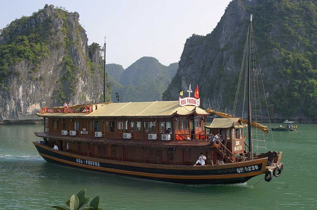 Cruiser  HOA PHONG 2  (Reg.Nr. QN-4239) am 14.Mai 2008 in der Ha Long Bay.