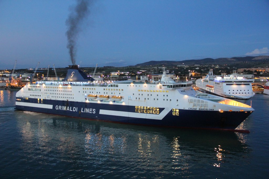 Crusie Barcelona der Grimaldi Lines beim abentlichen Einlaufen in den Hafen von Civitacecchia.