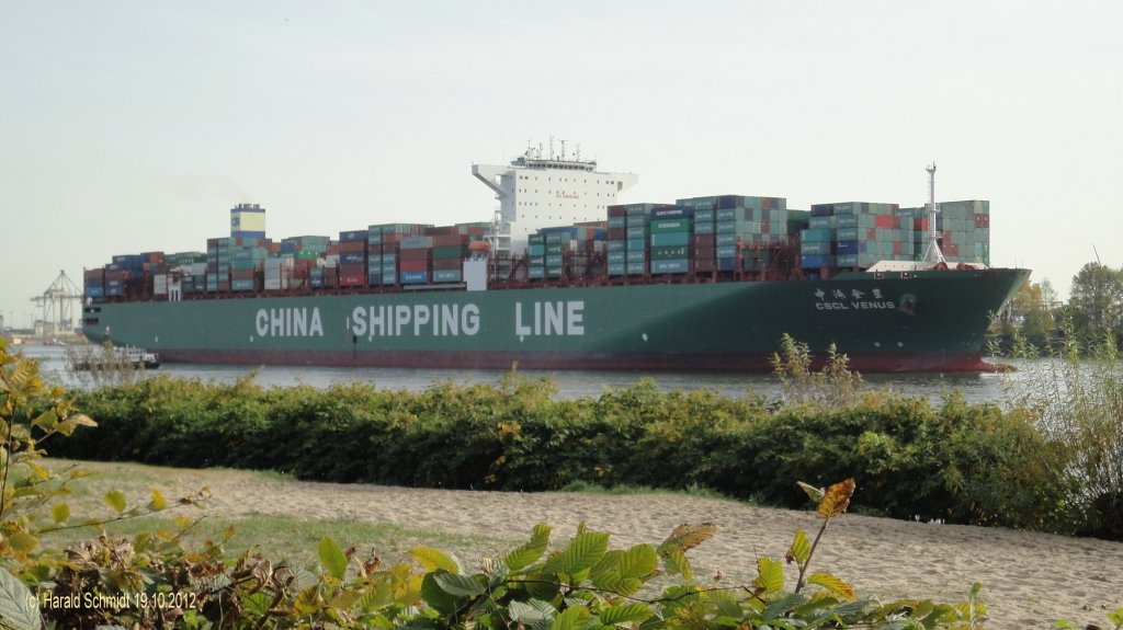 CSCL VENUS  (IMO 9467251) am 19.10.2012, Hamburg, Elbe, auslaufend Hhe velgnne / fotografiert vom Elbwanderweg /
Containerschiff / BRZ 158.000/ La 366,1 m, B 51,2 m, Tg 15 m / 1 Diesel MAN B&W 12K98 MC-C, 72.240 kW,  25,5 kn / TEU 14.300 / 2011 bei Samsung, Sdkorea / Flagge: UK, Heimathafen: London /
