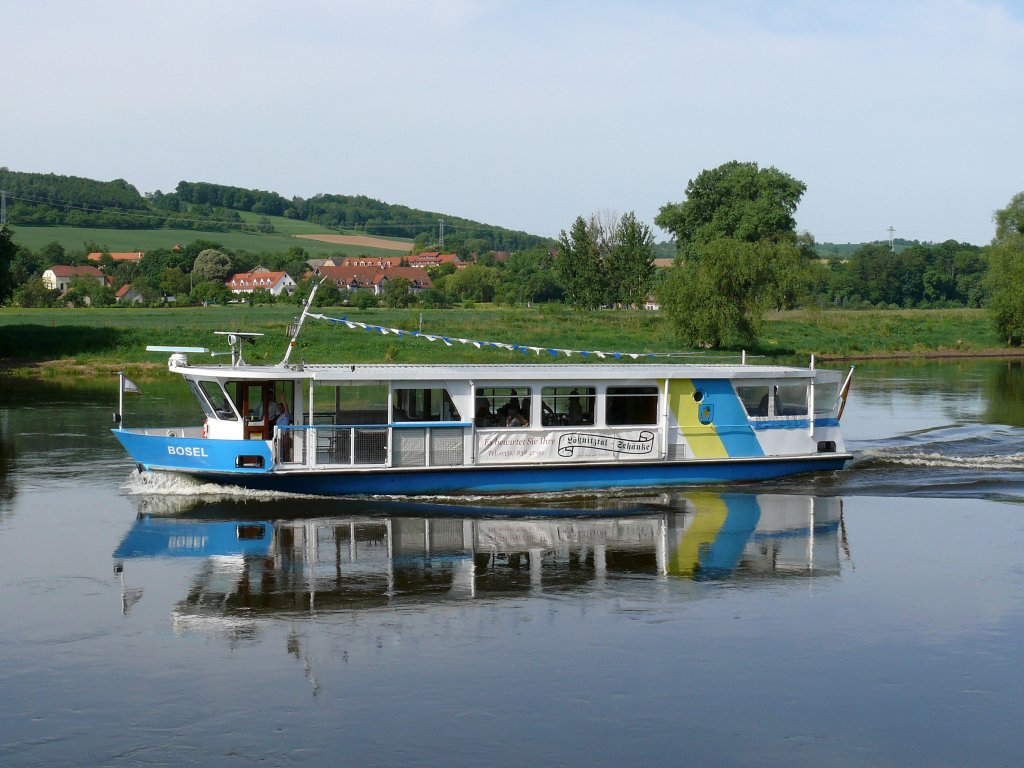 Da freut man sich, wenn das Personal den Gru des Fotografen erwidert - Fahrgastschiff BOSEL, Coswig (Sachsen) - ursprnglich gebaut als Fhre (2000, Schiffswerft Dresden-Laubegast), Lnge 19,5m, Breite 4,8m, auf der Elbe zu Berg vor Gauernitz; 09.05.2009
