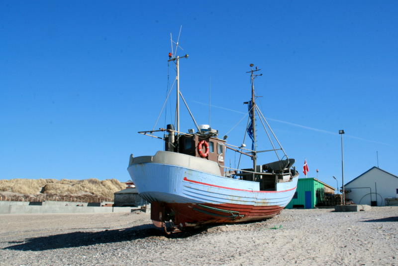 Dabei heite es Branche:  Immer eine handbreit Wasser unterm Kiel!  Fischerboot am Strand von Vorupr; 21.04.2013