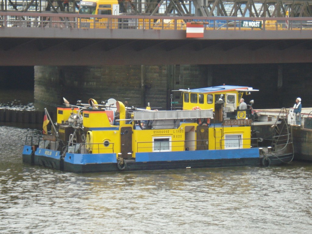 DAGOBERT (ENI 05604440) am 11.5.2010, Hamburg, Binnenhafen /
/ Schub & Schlepp Reederei Ulf Golka, Berlin (1992), ex SCH 2335 VEB Binnenreederei, Berlin (1965) / La 14,06 m, B 8,13 m, Tg 1,03 m / 2x 70kW / VEB Elbewerft Rosslau, Nr. 3061 / Schubschiff der Baureihe KSS190Z der Rosslauer Schiffswerft /
