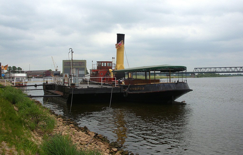 DAMPF-EISBRECHER ELBE, ENI 04805510, am Anleger in Lauenburg/Elbe...
Ein  Blinder Passagier  sitzt in Form einer Ente auf dem Ruderblatt...
Aufgenommen: 31.5.2012