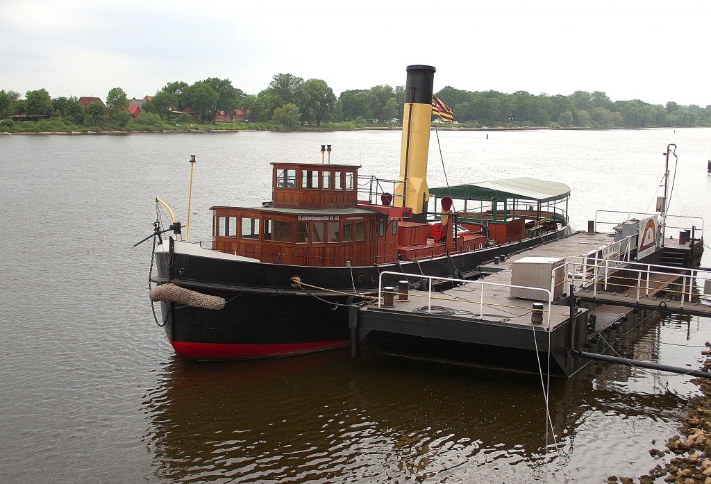 DAMPF-EISBRECHER ELBE, ENI 04805510, liegt am Anleger in Lauenburg/Elbe...