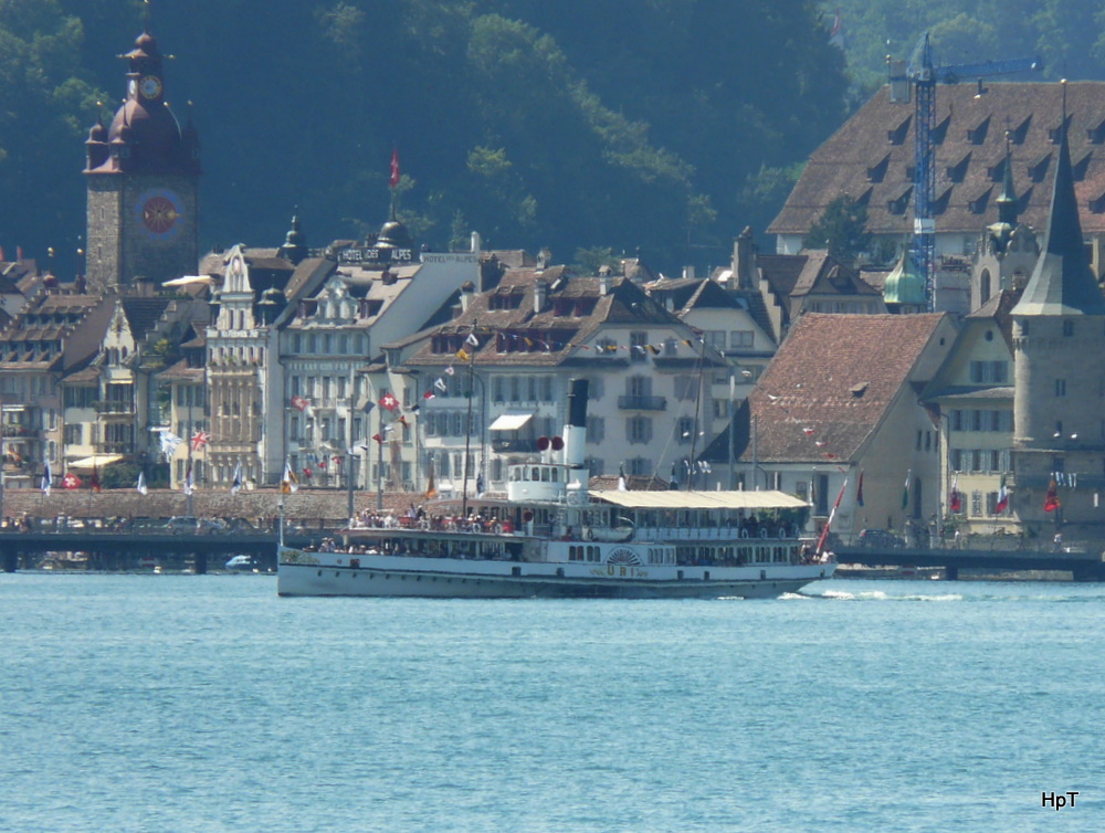 Dampfschiff URI unterwegs im Hafenbecken der Stadt Luzern am 01.08.2010