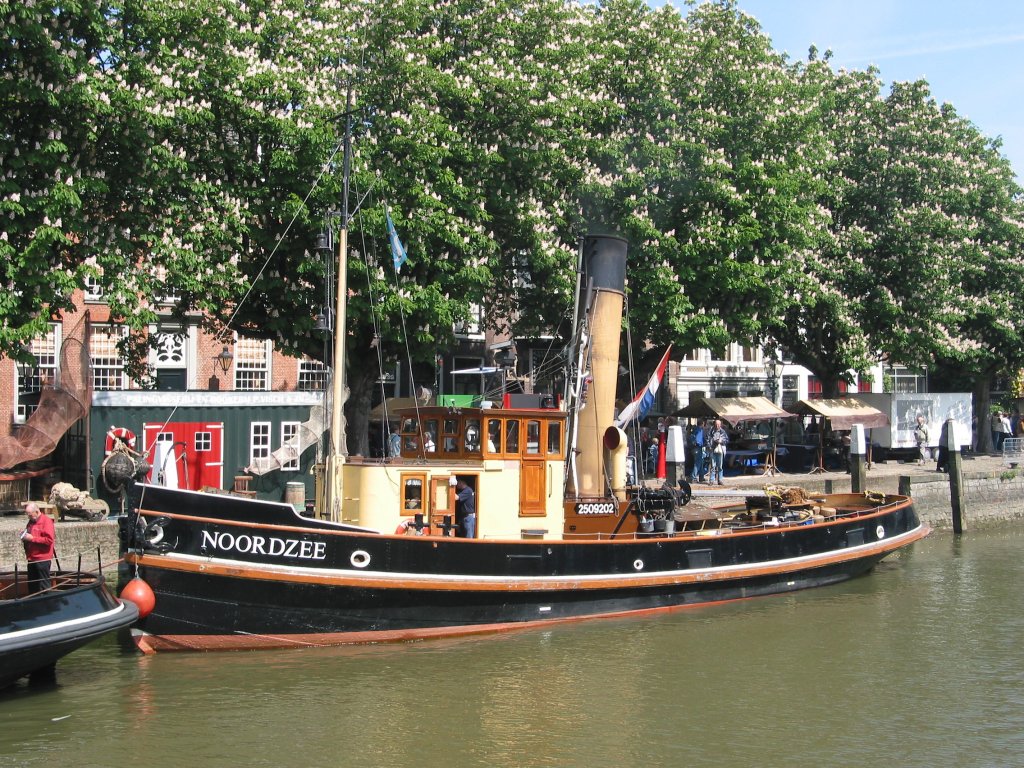 Dampfschlepper  Noordzee  im Hafen von Dordrecht am 15. Mai 2004.