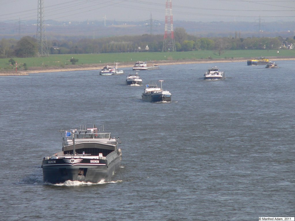 Das 110 m lange belgische Binneschiff Signum (ENI 06105079) wurde am 06.04.2011 von der Rheinbrcke in Krefeld-Uerdingen gesehen. Es ist als erstes vor vielen anderen stromab vor dem Reinhafen Krefeld unterwegs.