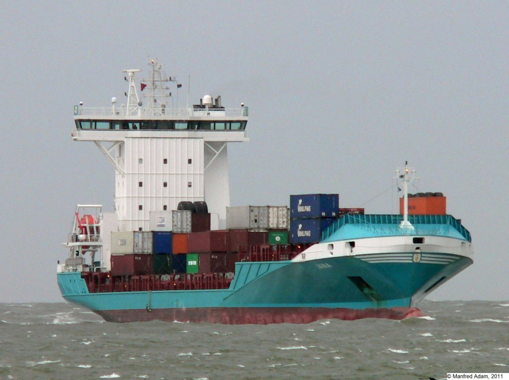 Das 139 m lange Frachtschiff Jana, IMO 9395557, wurde am 15.09.2010 auf der Einfahrt in den Hafen Rotterdam vor der Rheinmndung aufgenommen.