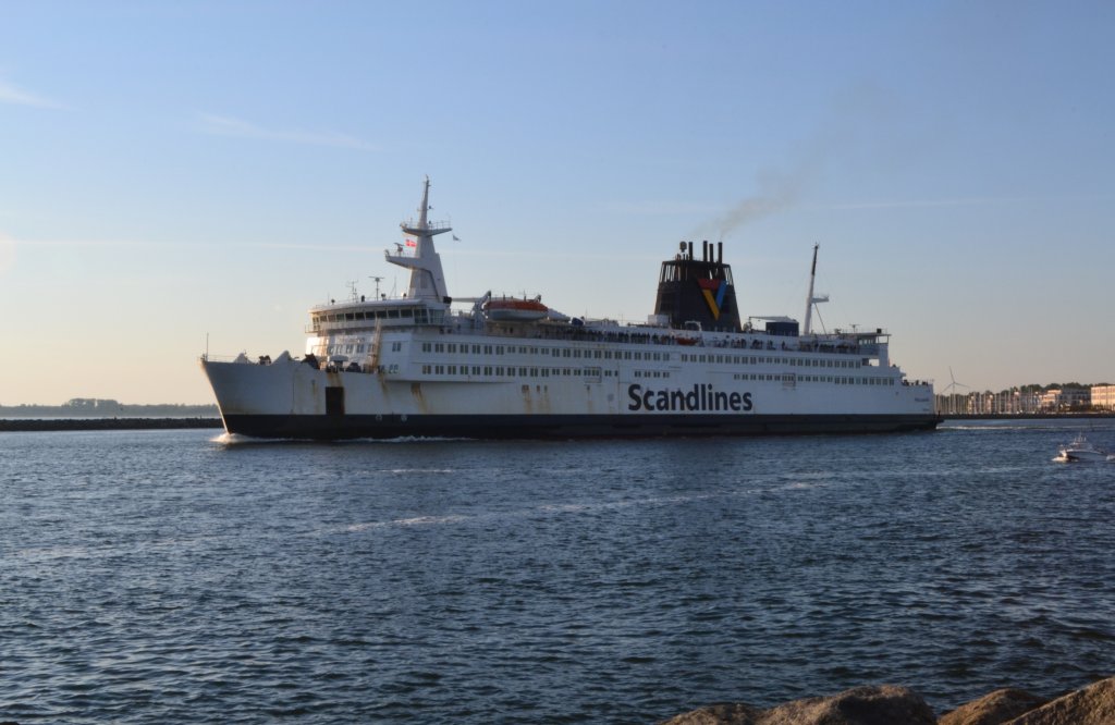 Das 152 Meter lange Fhrschiff  Prins Joachim  im Warnemnder Seekanal. Die  Prins Joachim  und ihr Schwesterschiff  Kronprins Frederik  befahren die Strecke Rostock-Gedser und sollen noch dieses Jahr durch zwei neue, modernere und grere Fhren ersetzt werden. 25.07.12