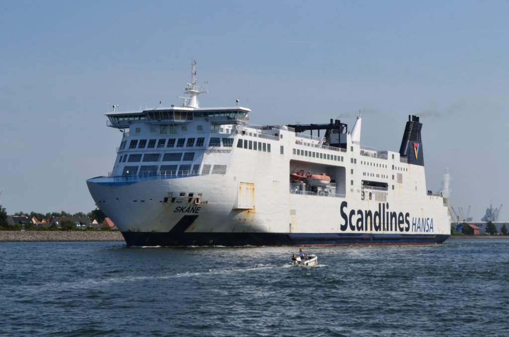 Das 200 Meter lange Fhrschiff  Skane  am 25.07.12 im Warnemnder Seekanal.