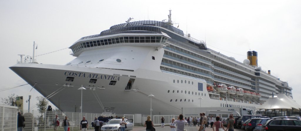 Das 292 m lange Kreuzfahrtschiff  Costa Atlantica  am 13.08.10 an Pier 8 des Warnemnder Cruise Centers.