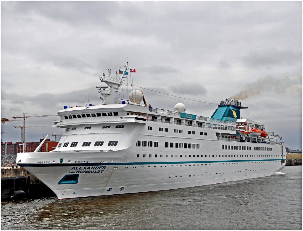 Das 3 Sterne Kreuzfahrtschiff  Alexander von Humbold II  am 9.05.2010 in Hamburg.Lg.150m - Br.21m - 15400 BRT - Bj. 1990 - 470 Passagiere