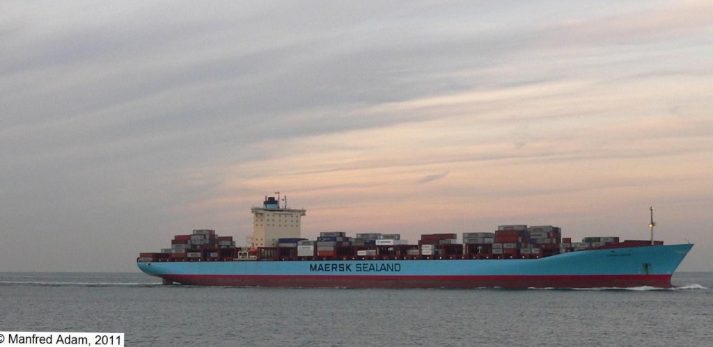 Das 368 m lange Containerschiff Gudrun Maersk ist am 18.10.2005 vor der Rheinmndung auf dem Weg in die Maasvlakte/Rotterdam.