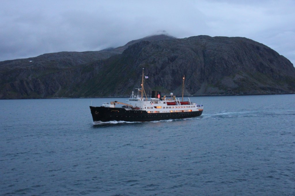 Das lteste(Bj.1956) im Liniendienst befindliche Schiff die MS Nordsternjen begenete uns am Abend des 29.08.2011.Aufgenommen von dem MS Polarlys.