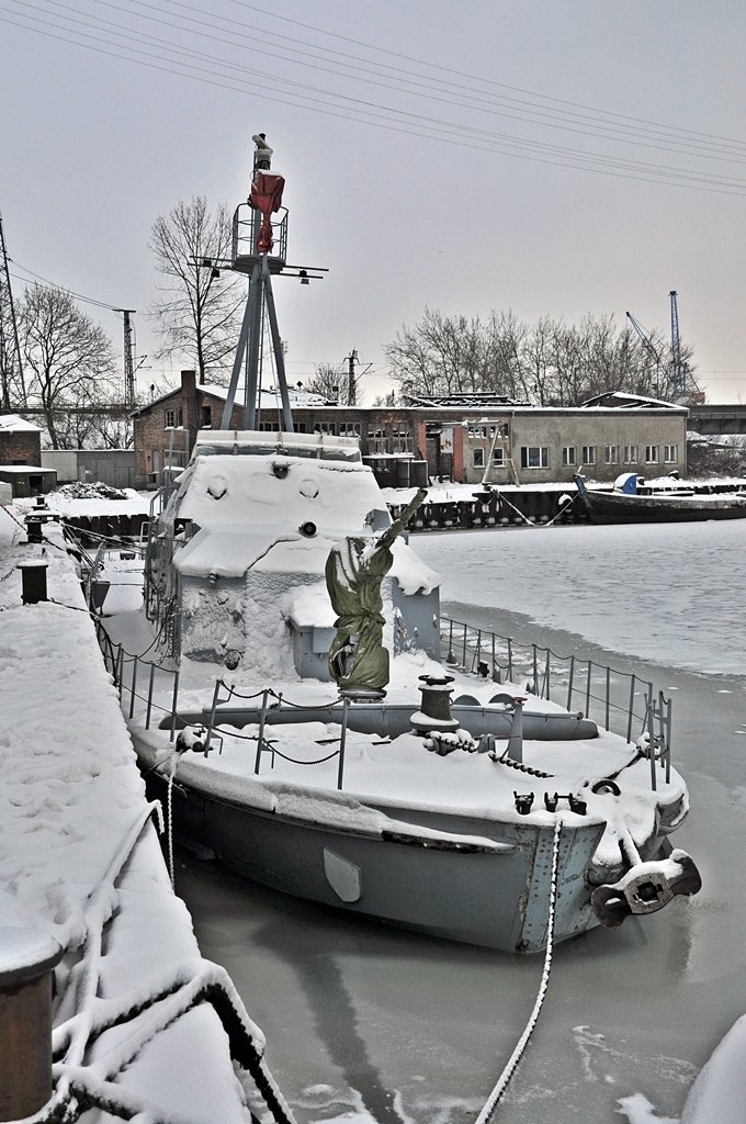 das alte Schnellboot der Bundesmarine im Stralsunder Hafen fest in der Hand von Vterchen Frost, Leck geschlagen durch Eisgang und sieht fast aus wie ein halbes U-Boot im Eismeer, 18.01.2010