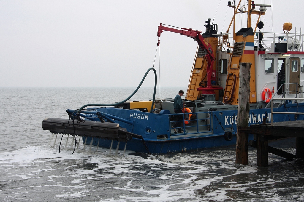 Das angehobene Splgert an der  Hooge  am 26.04.2010 an der Anlegestelle der Hallig Nordstrandischmoor. 