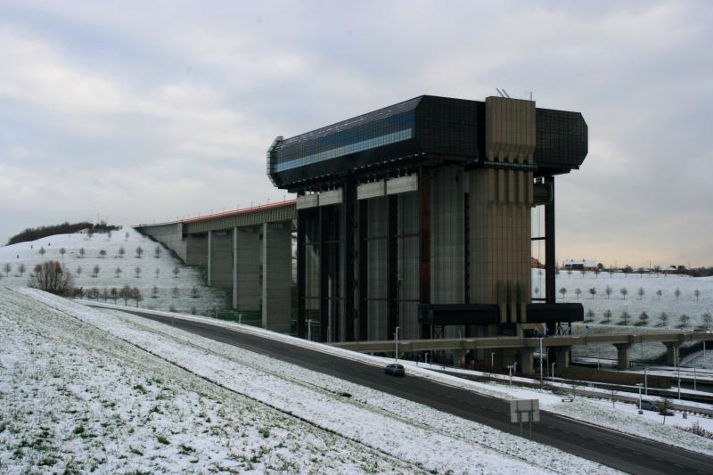 Das Ascenseur funiculaire de Strpy-Thieu ist ein elektromechanisches Schiffsheberwerk am Canal du Centre, am Km 114,66. Es wurde 2002 mit der neu gestalteten Kanalanlage bei La Louvire in Betrieb genommen und ersetzt die vier alten hydraulischen Schiffshebewerke. Das Bauwerk ist 130m lang, 81m breit und 117m hoch. In den zwei unabhngig voneinander arbeitenden Trgen berwinden Schiffe bis zu einer Tonnage von 1350to einen Hhenunterschied von 73,15m. La Louvire, 09.12.2010