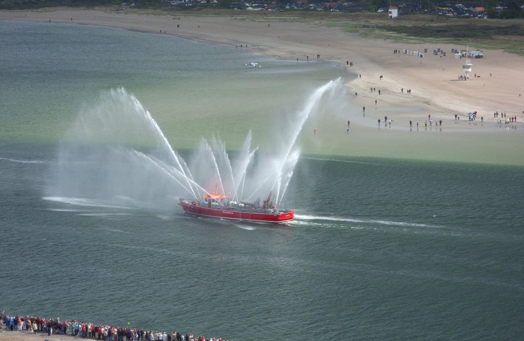 Das aus allen Kanonen sprhende Feuerlschboot SENATOR EMIL POSSEHL aus Lbeck bei seiner Ausfahrt aus dem Lbeck-Travemnder Hafen, whrend der Auslaufparade 100 Jahre SS PASSAT... Aufgenommen: 15.05.2012