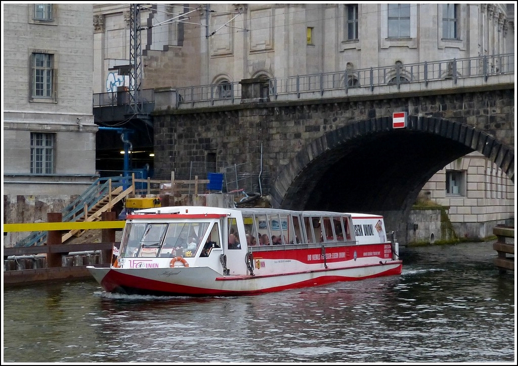 Das Ausflugboot  Helgard  hat ihre Flussrundfahrt fast beendet und steuert auf die Endhaltestelle beim Dom in Berlin zu. 