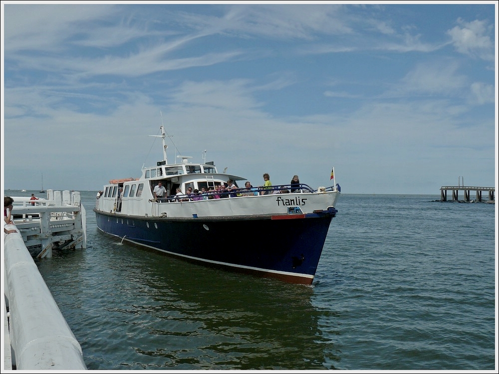 Das Ausflugschiff  franlis , kurz vor dem Anlegen im Hafen von Oostende. Mit diesem Schiff wurden am 11.08.10 einstndige Ausflge durchgefhrt. 